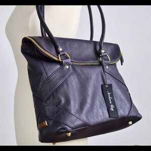 Jordana Paige, Quinn bag